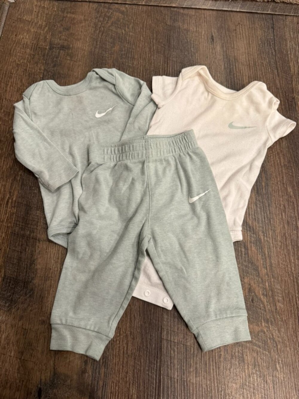 Nike Baby 3-Piece Light Mica Green and Cream Bodysuit and Pants Set - 6 Months